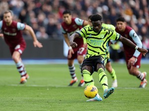 Arsenal Dominan, Ungguli West Ham 4-0 di Babak I