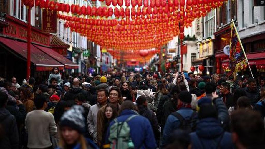 Cihina Town yang berada di pusat kota London, Inggris dipadati warga saat perayaan Tahun Baru Imlek 2575 Kongzili. Imlek Tahun ini merupakan Shio Naga Kayu.(HENRY NICHOLLS / AFP)