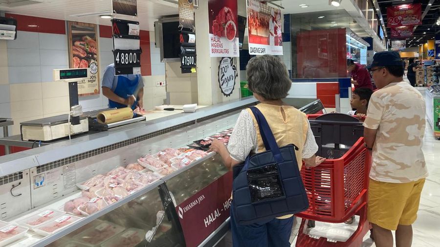 Ayam segar diskon jumbo dengan Allobank dan Bank Mega di Transmart Trans Studio Mall Cibubur. Minggu (11/2/2024). (CNBC Indonesia/Mentari Puspandini)