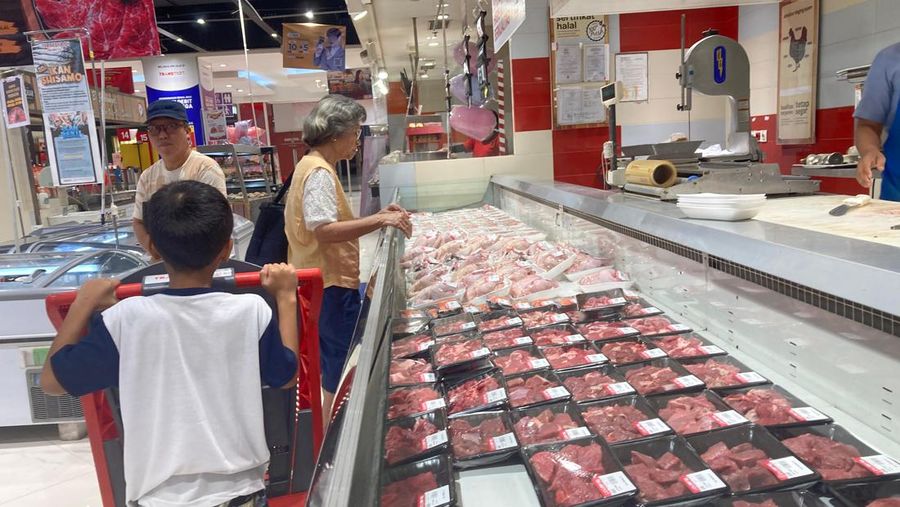 Ayam segar diskon jumbo dengan Allobank dan Bank Mega di Transmart Trans Studio Mall Cibubur. Minggu (11/2/2024). (CNBC Indonesia/Mentari Puspandini)