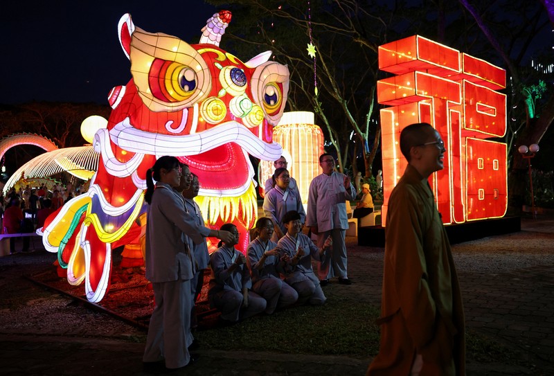 Sejumlah warga keturunan Tionghoa melakasnakan ibadah sembahyang Tahun Baru Imlek 2575 Kongzili di Wihara Amurva Bhumi, Jakarta, Sabtu (10/2/2024). (CNBC Indonesia/Faisal Rahman) Sejumlah warga keturunan Tionghoa melakasnakan ibadah sembahyang Tahun Baru Imlek 2575 Kongzili di Wihara Amurva Bhumi, Jakarta, Sabtu (10/2/2024). (CNBC Indonesia/Faisal Rahman)