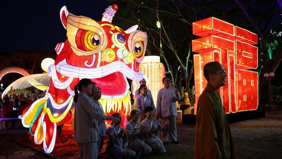 Dekorasi barongsai dan lentera yang menyala menghiasi Kuil Buddha Fo Guang Shan Dong Zen di Jenjarom, Malaysia. (REUTERS/Hasnoor Hussain)