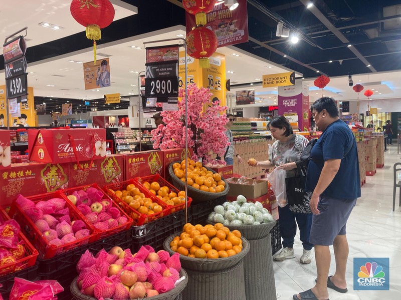 Diskon besar-besaran, buah dan sayur diserbu pengunjung di di Transmart Trans Studio Mall Cibubur. Minggu, (11/2/2024). (CNBC Indonesia/Mentrai Puspandini) Diskon besar-besaran, buah dan sayur diserbu pengunjung di di Transmart Trans Studio Mall Cibubur. Minggu, (11/2/2024). (CNBC Indonesia/Mentrai Puspandini)