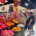 Diskon Besar-besaran, Buah Segar Diserbu Pengunjung Transmart