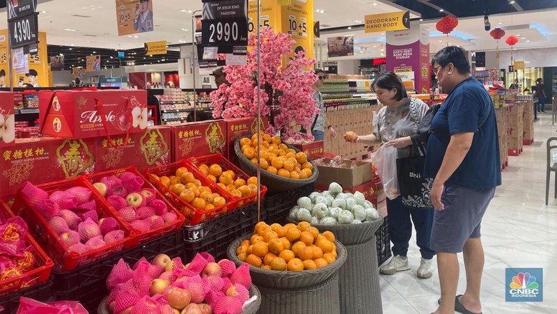 Diskon besar-besaran, buah dan sayur diserbu pengunjung di di Transmart Trans Studio Mall Cibubur. Minggu, (11/2/2024). (CNBC Indonesia/Mentrai Puspandini)
