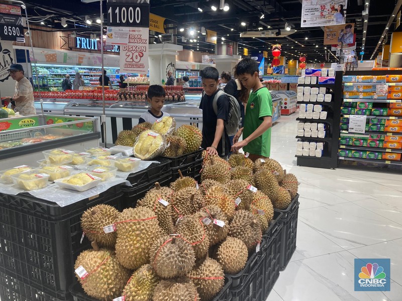 Diskon besar-besaran, buah dan sayur diserbu pengunjung di di Transmart Trans Studio Mall Cibubur. Minggu, (11/2/2024). (CNBC Indonesia/Mentrai Puspandini) Diskon besar-besaran, buah dan sayur diserbu pengunjung di di Transmart Trans Studio Mall Cibubur. Minggu, (11/2/2024). (CNBC Indonesia/Mentrai Puspandini)