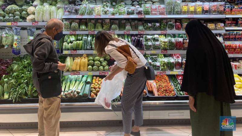 Diskon besar-besaran, buah dan sayur diserbu pengunjung di di Transmart Trans Studio Mall Cibubur. Minggu, (11/2/2024). (CNBC Indonesia/Mentrai Puspandini)