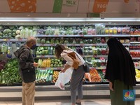 Di Transmart Full Day Sale, Ibu-Ibu Gercep Borong Buah & Sayur