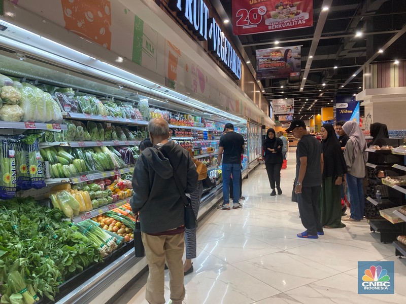Diskon besar-besaran, buah dan sayur diserbu pengunjung di di Transmart Trans Studio Mall Cibubur. Minggu, (11/2/2024). (CNBC Indonesia/Mentrai Puspandini)