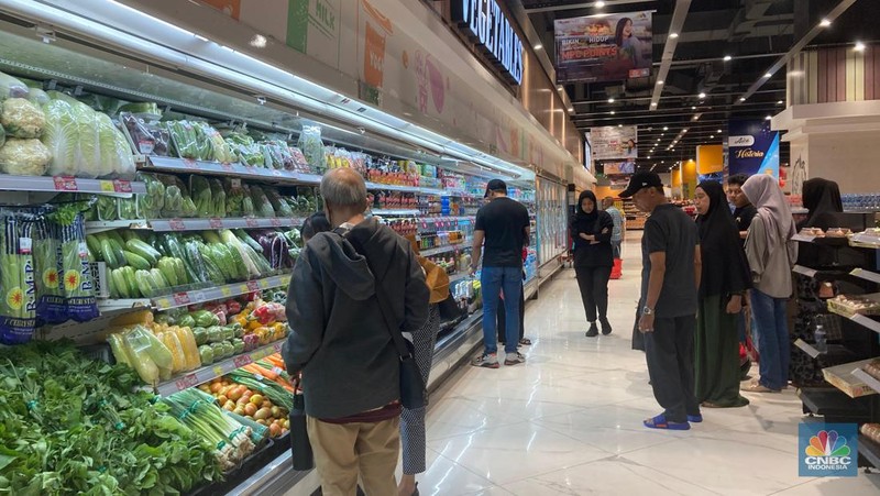 Diskon besar-besaran, buah dan sayur diserbu pengunjung di di Transmart Trans Studio Mall Cibubur. Minggu, (11/2/2024). (CNBC Indonesia/Mentrai Puspandini)