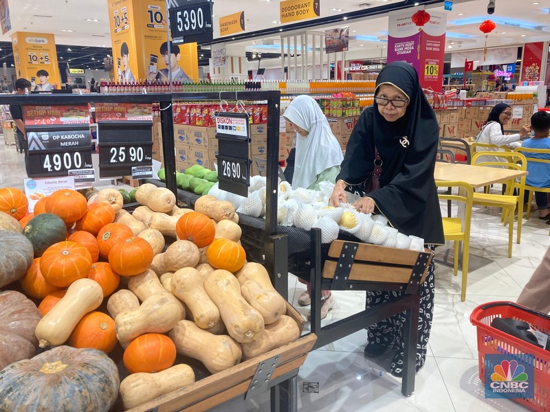 Diskon besar-besaran, buah dan sayur diserbu pengunjung di di Transmart Trans Studio Mall Cibubur. Minggu, (11/2/2024). (CNBC Indonesia/Mentrai Puspandini) Diskon besar-besaran, buah dan sayur diserbu pengunjung di di Transmart Trans Studio Mall Cibubur. Minggu, (11/2/2024). (CNBC Indonesia/Mentrai Puspandini)