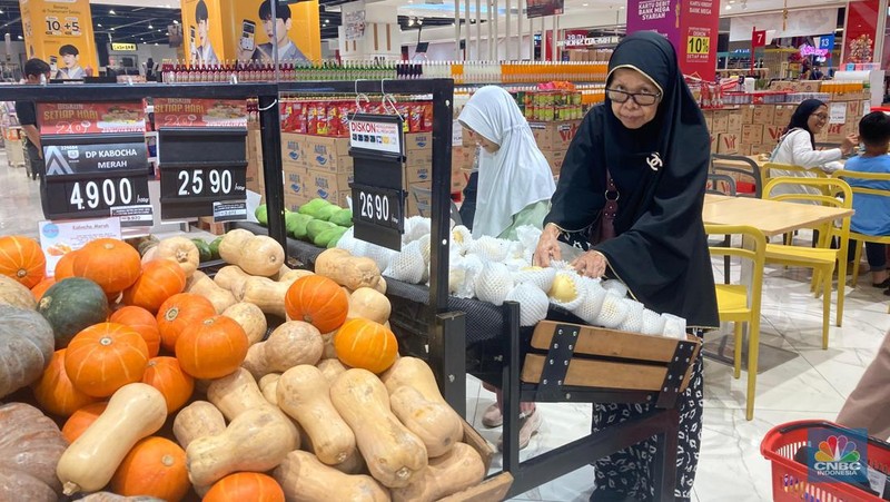 Diskon besar-besaran, buah dan sayur diserbu pengunjung di di Transmart Trans Studio Mall Cibubur. Minggu, (11/2/2024). (CNBC Indonesia/Mentrai Puspandini)