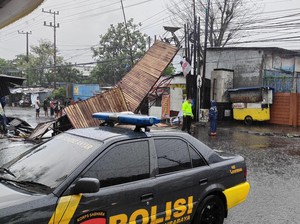 Gapura Perumahan Pondok Tjandra Indah Sidoarjo Ambruk Diterjang Hujan Angin