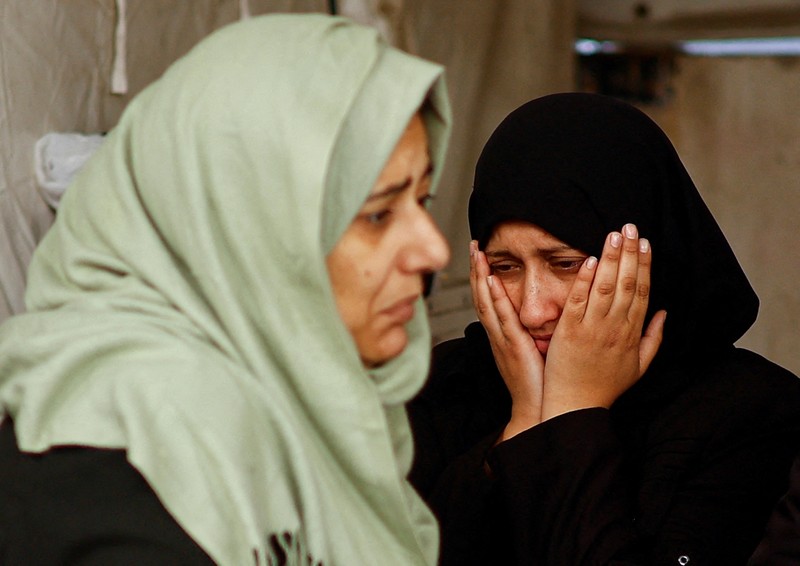 Suasana pasca serangan udara militer Israel di Rafah, Selatan Jalur Gaza, Sabtu (10/2/2024. (REUTERS/Ibraheem Abu Mustafa) Suasana pasca serangan udara militer Israel di Rafah, Selatan Jalur Gaza, Sabtu (10/2/2024. (REUTERS/Ibraheem Abu Mustafa)