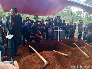 Isak Tangis di Pemakaman Anak-anak Subang yang Jadi Korban Kebakaran