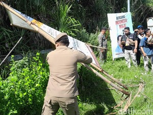 Petugas Sikat APK di Pangandaran dan Sukabumi