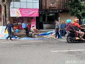 Aksi Satpol PP Denpasar Copot APK yang Masih Bertebaran di Masa Tenang