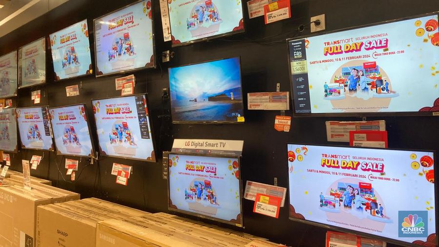 Pengunjung tertarik diskon kulkas dan perlengkapan di Transmart Trans Studio Mall Cibubur, Minggu, (11/2/2024). (CNBC Indonesia/Mentari Puspandini)