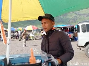 Kenalan dengan Penjual Es Krim di Bromo yang Viral Mirip Pangeran Mateen
