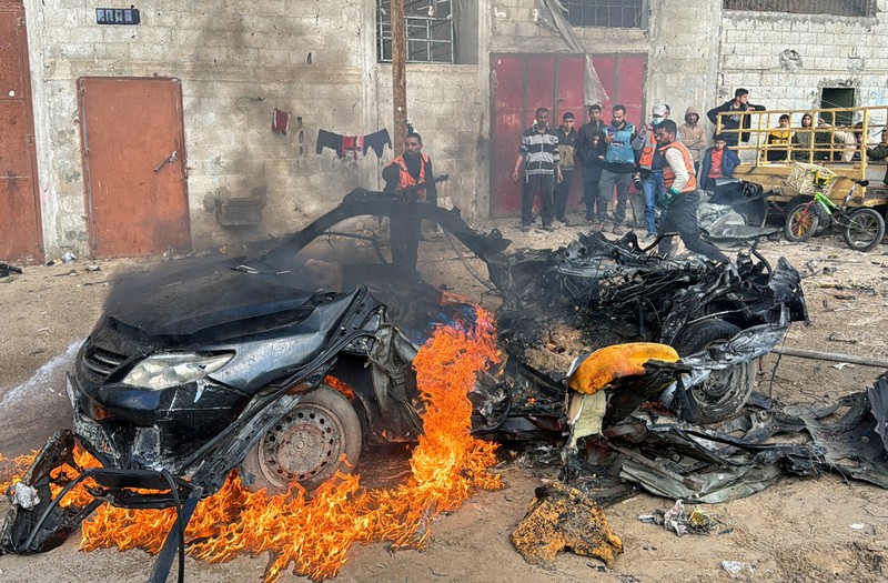 Suasana pasca serangan udara militer Israel di Rafah, Selatan Jalur Gaza, Sabtu (10/2/2024. (REUTERS/Ibraheem Abu Mustafa) Suasana pasca serangan udara militer Israel di Rafah, Selatan Jalur Gaza, Sabtu (10/2/2024. (REUTERS/Ibraheem Abu Mustafa)