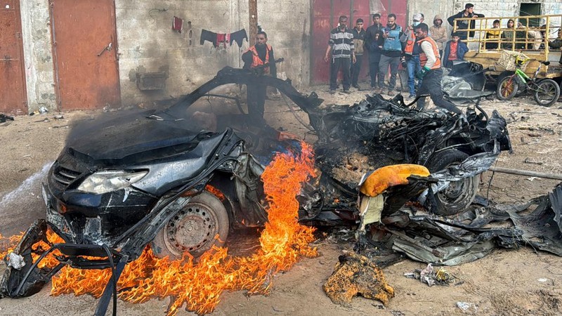 Suasana pasca serangan udara militer Israel di Rafah, Selatan Jalur Gaza, Sabtu (10/2/2024. (REUTERS/Ibraheem Abu Mustafa)