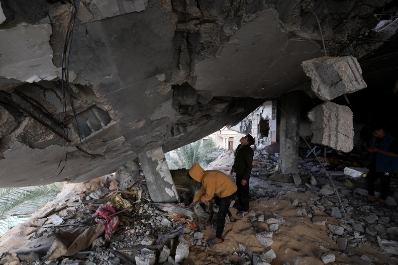 Suasana pasca serangan udara militer Israel di Rafah, Selatan Jalur Gaza, Sabtu (10/2/2024. (REUTERS/Ibraheem Abu Mustafa)
