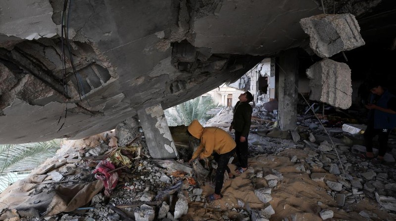 Suasana pasca serangan udara militer Israel di Rafah, Selatan Jalur Gaza, Sabtu (10/2/2024. (REUTERS/Ibraheem Abu Mustafa)