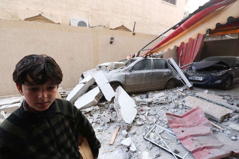 Suasana pasca serangan udara militer Israel di Rafah, Selatan Jalur Gaza, Sabtu (10/2/2024. (REUTERS/Ibraheem Abu Mustafa) Suasana pasca serangan udara militer Israel di Rafah, Selatan Jalur Gaza, Sabtu (10/2/2024. (REUTERS/Ibraheem Abu Mustafa)