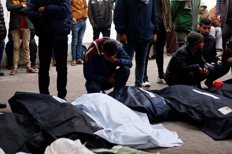 Suasana pasca serangan udara militer Israel di Rafah, Selatan Jalur Gaza, Sabtu (10/2/2024. (REUTERS/Ibraheem Abu Mustafa) Suasana pasca serangan udara militer Israel di Rafah, Selatan Jalur Gaza, Sabtu (10/2/2024. (REUTERS/Ibraheem Abu Mustafa)