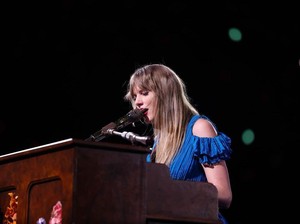 The Eras Tour Paris Bikin Iri! Taylor Swift Perdana Bawakan Album TTPD