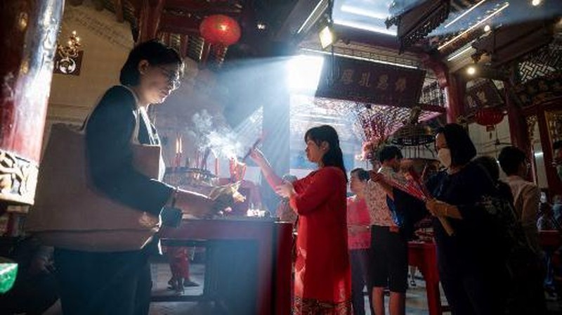 Sejumlah warga keturunan Tionghoa melakasnakan ibadah sembahyang Tahun Baru Imlek 2575 Kongzili di Wihara Amurva Bhumi, Jakarta, Sabtu (10/2/2024). (CNBC Indonesia/Faisal Rahman)