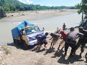 Viral! Warga Jinjing Logistik Pemilu-Tarik Truk Saat Seberangi Kali di Kupang