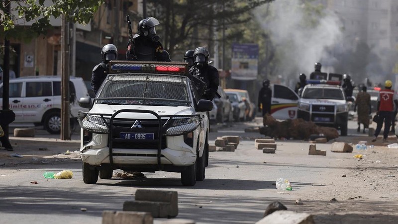 Demonstran Senegal memprotes penundaan pemilihan presiden 25 Februari, di Dakar, Senegal 9 Februari 2024. (REUTERS/Zohra Bensemra)