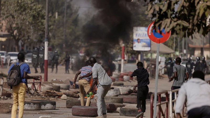 Demonstran Senegal memprotes penundaan pemilihan presiden 25 Februari, di Dakar, Senegal 9 Februari 2024. (REUTERS/Zohra Bensemra)