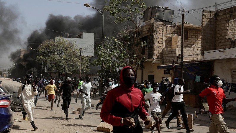 Demonstran Senegal memprotes penundaan pemilihan presiden 25 Februari, di Dakar, Senegal 9 Februari 2024. (REUTERS/Zohra Bensemra)