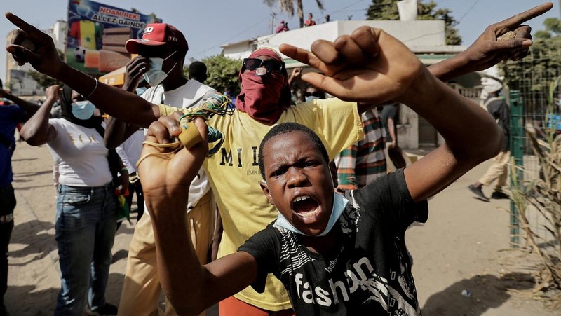 Demonstran Senegal memprotes penundaan pemilihan presiden 25 Februari, di Dakar, Senegal 9 Februari 2024. (REUTERS/Zohra Bensemra)