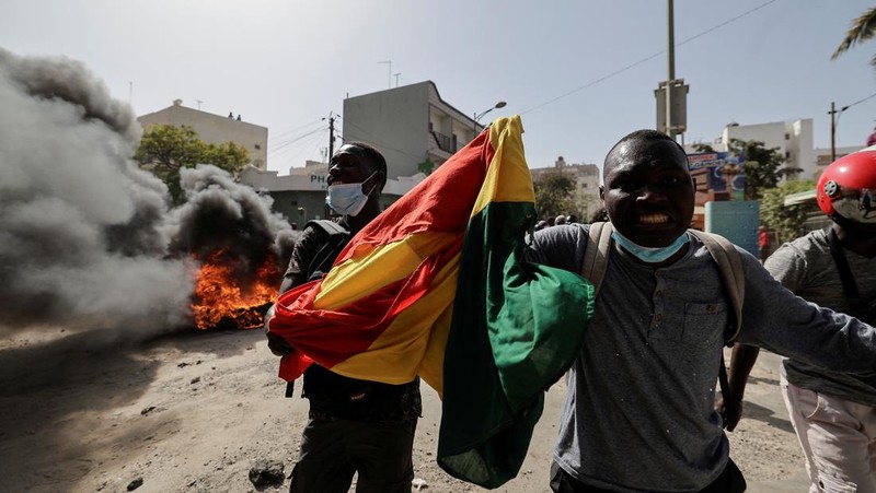 Demonstran Senegal memprotes penundaan pemilihan presiden 25 Februari, di Dakar, Senegal 9 Februari 2024. (REUTERS/Zohra Bensemra)