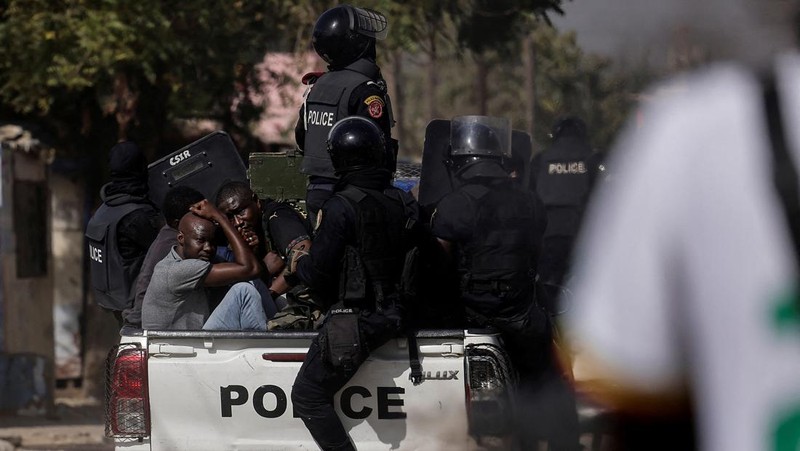 Demonstran Senegal memprotes penundaan pemilihan presiden 25 Februari, di Dakar, Senegal 9 Februari 2024. (REUTERS/Zohra Bensemra)