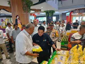 Bareng Bos Bulog, Erick Thohir Cek Stok Beras di Ramayana