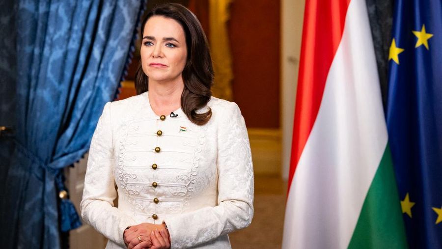 Foto selebaran yang diambil dan dirilis pada 10 Februari 2024 oleh Istana Sandor, Istana Kepresidenan Hongaria, memperlihatkan Presiden Hungaria Katalin Novak saat ia mengumumkan pengunduran dirinya di istana presiden Budapest. (Photo by Handout / SANDOR PALACE / AFP)