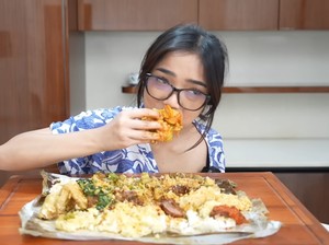 4 Momen Fuji Mukbang Nasi Padang, Lahap Banget!