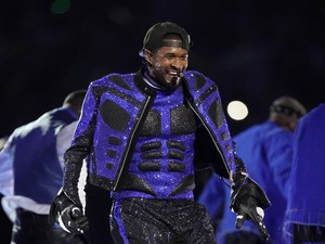 Tampil di Super Bowl 2024, Usher Pakai Off-White Bertabur 394.000 Kristal