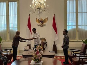 KPPS Temui Jokowi, Serahkan Undangan Pencoblosan di TPS 10 Gambir