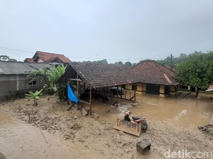 Ratapan Cicih Kala Banjir Rendam Rumah-Barang Berharga Miliknya