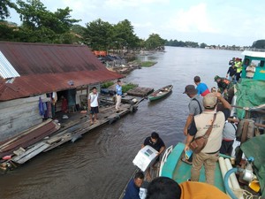 Didominasi Perairan, Distribusi Logistik Pemilu di Banyuasin Pakai Perahu