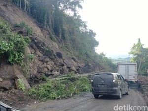Jalan Poros Maros-Bone di Tompo Ladang Tertimbun Longsor, Kendaraan Antre