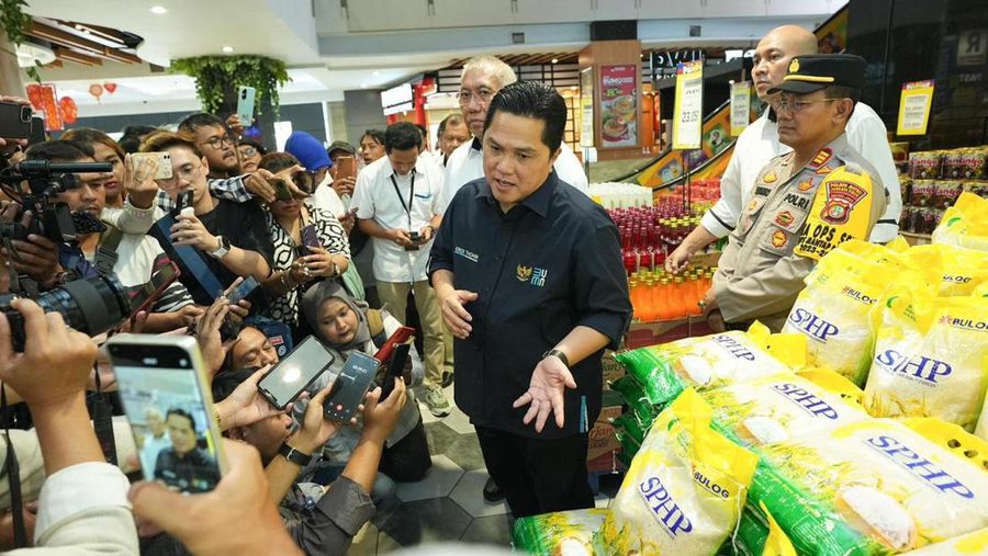 Menetri BUMN bersama Dirut Bulog pantau ketersediaan beras di ritel modern, Senin (12/2/2024). (Dok. Istimewa)