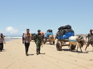 Cerita Polisi Lampung Bantu Distribusi Logistik Pemilu dengan Gerobak Sapi
