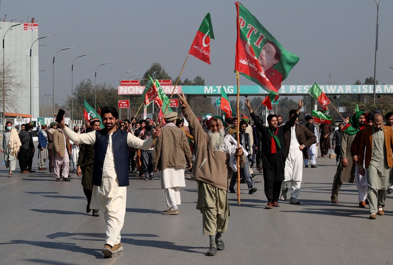 Pendukung partai mantan Perdana Menteri Pakistan Imran Khan yang dipenjara meneriakkan slogan-slogan saat protes terhadap penundaan hasil pemilihan parlemen oleh Komisi Pemilihan Umum Pakistan, di Karachi, Pakistan, Minggu, 11 Februari 2024. Pendukung partai mantan Perdana Menteri Pakistan Imran Khan yang dipenjara meneriakkan slogan-slogan saat protes terhadap penundaan hasil pemilihan parlemen oleh Komisi Pemilihan Umum Pakistan, di Karachi, Pakistan, Minggu, 11 Februari 2024. (AP Photo/Fareed Khan)