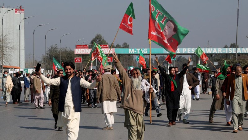 Pendukung partai mantan Perdana Menteri Pakistan Imran Khan yang dipenjara meneriakkan slogan-slogan saat protes terhadap penundaan hasil pemilihan parlemen oleh Komisi Pemilihan Umum Pakistan, di Karachi, Pakistan, Minggu, 11 Februari 2024. (AP Photo/Fareed Khan)
